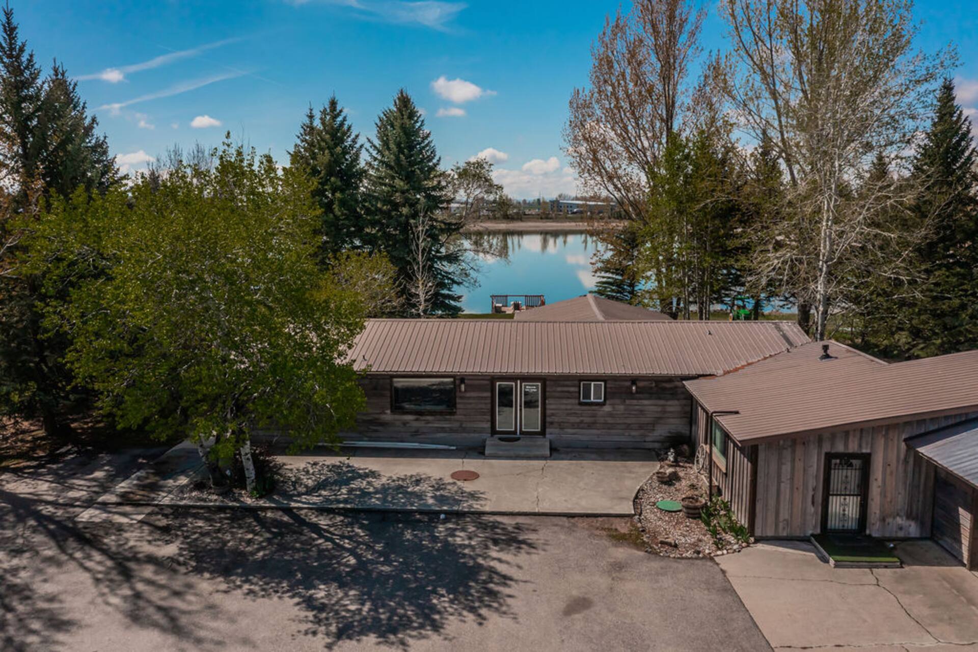 Wakeside Lake Lodge seen from the lake side
